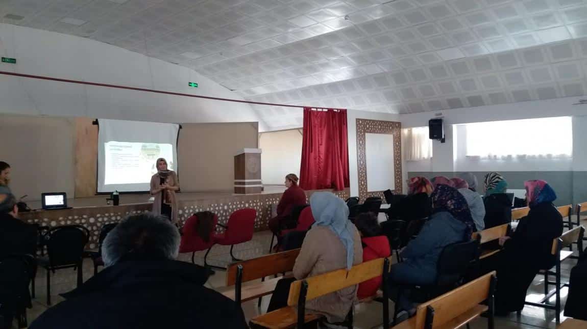 Aile Okulu Projesi Kapsamında Veli Eğitimleri Başladı